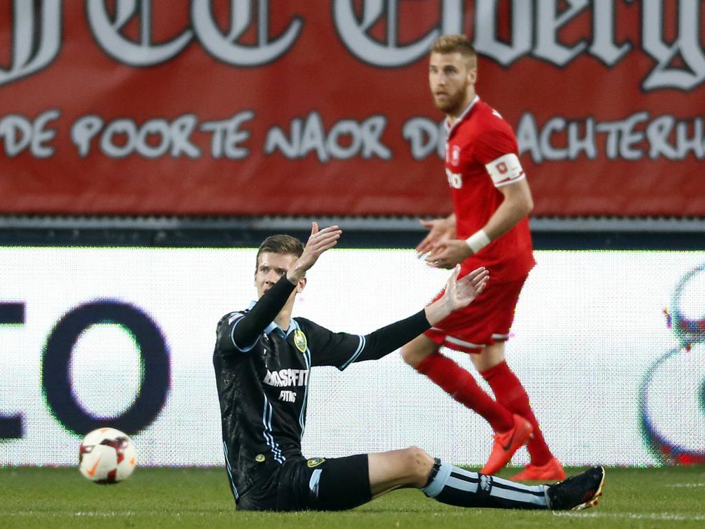 Rasmus Bengtsson gaat door terwijl Michiel Kramer van ADO Den Haag op de grond zit Rasmus Bengtsson gaat door terwijl Michiel Kramer van ADO Den Haag op de grond zit
