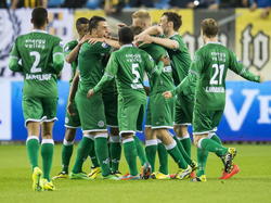 De spelers van FC Groningen vieren feest nadat Tjaronn Chery de bezoekers op 0-1 had gezet tegen Vitesse (1-4). 10-5-2014
