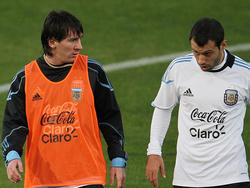 Messi (izq.) con Mascherano en el Mundial de 2010