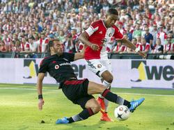 Serdar Kurtuluş (l.) zet Jean-Paul Boëtius van de bal tijdens Feyenoord - Beşiktaş. (30-7-2014)