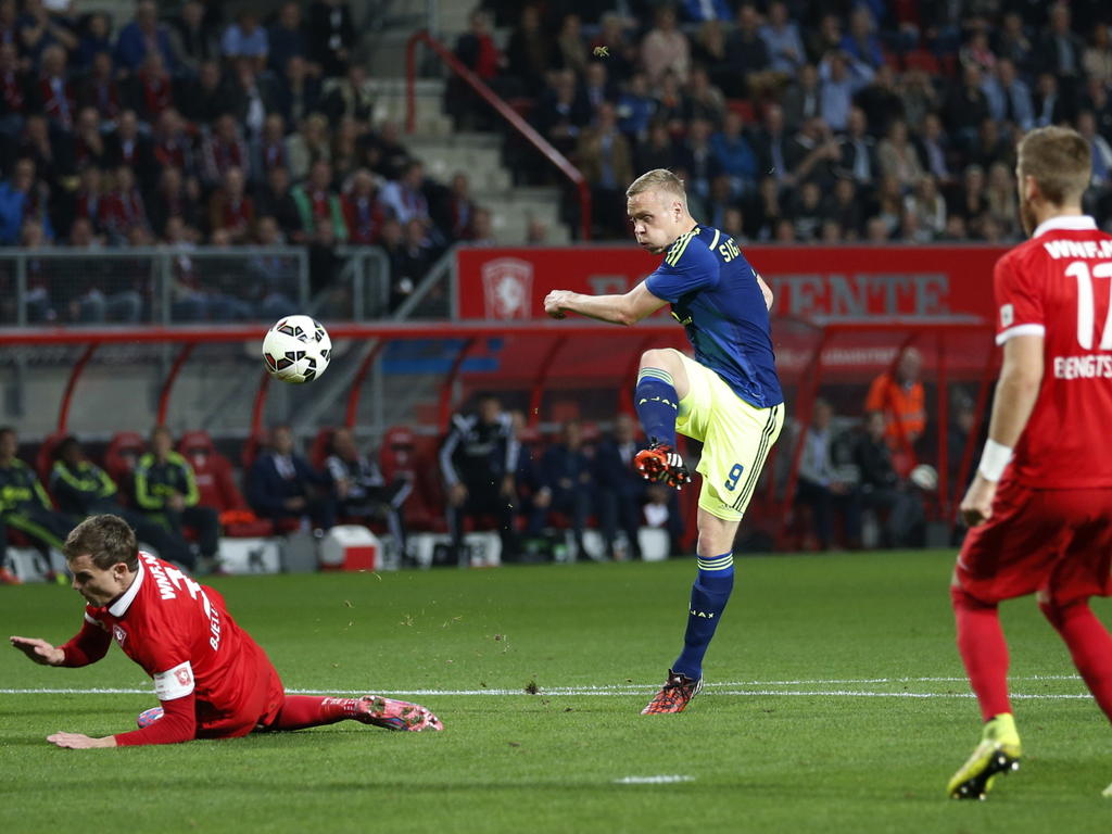 Kolbeinn Sigþórsson (m.) neemt het doel onder vuur tijdens de competitiewedstrijd FC Twente - Ajax. (18-10-2014)