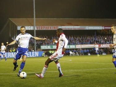 Queensy Menig (r.) probeert een schot van Siemen Lindeboom (l.) te blokken tijdens het bekerduel SV Urk - Ajax. (28-10-2014)