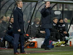 Foeke Booy (l.) en John van den Brom coachen hun elftallen tijdens AZ - Go Ahead Eagles. (06-12-2014)