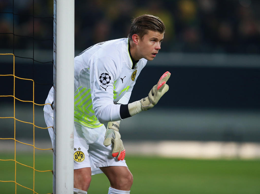 BVB-Keeper Mitchell Langerak zeigt seinen Vorderleuten an, was Sache ist (09.12.2014).