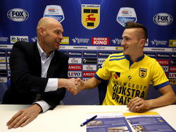 Sinan Bytyqi (r.) zet onder toeziend oog van Marcel Keizer zijn handtekening onder een contract bij SC Cambuur en komt de rest van het seizoen 2014-2015 uit voor de Friese Eredivisionist. (12-01-2015)