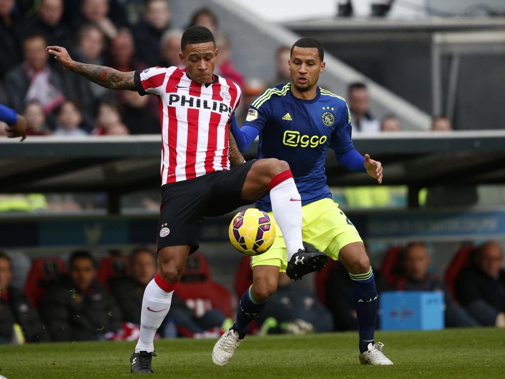 Memphis Depay blokt Ricardo van Rhijn af, waardoor hij in balbezit blijft tijdens PSV - Ajax. (01-03-2015)