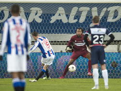Vanaf de strafschopstip zorgt sc Heerenveen-spits Mark Uth (19) voor de 3-0 tegen PEC Zwolle. (07-02-2015)