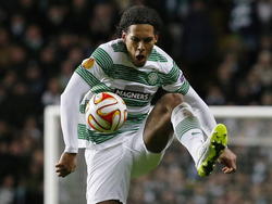 Celtic speler Virgil van Dijk met de aanname in de Europa League wedstrijd Internationale. (19-02-2015)