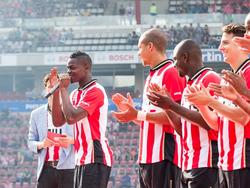 Nicolas Isimat-Mirin zingt een liedje voor de PSV-fans die zijn komen kijken bij het oefenduel tussen PSV en FC Eindhoven. (19-07-2015)