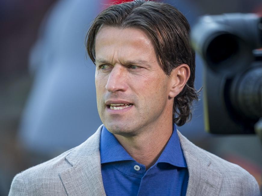 Ernest Faber kijkt vanaf de zijlijn toe hoe zijn ploeg wordt beperkt tot verdedigen. AFC Ajax is een stuk sterker dan NEC Nijmegen. (23-08-2015)