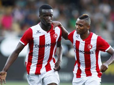 Seku Conneh (l.) en Alvin Fortes (r.) vieren een treffer tijdens het competitieduel VVV-Venlo - FC Oss. (14-08-2015)