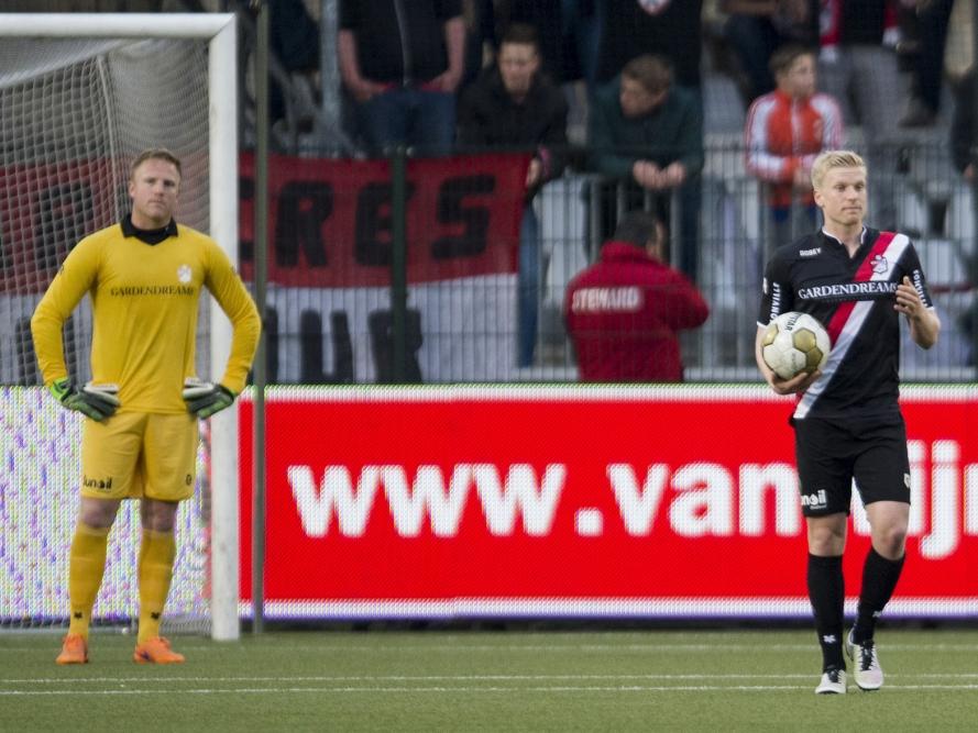 Dennis Telgenkamp (l.) en Jurjan Mannes staan er beduusd bij nadat Almere City in de play-offs vroeg op voorsprong komt. (02-05-2016)