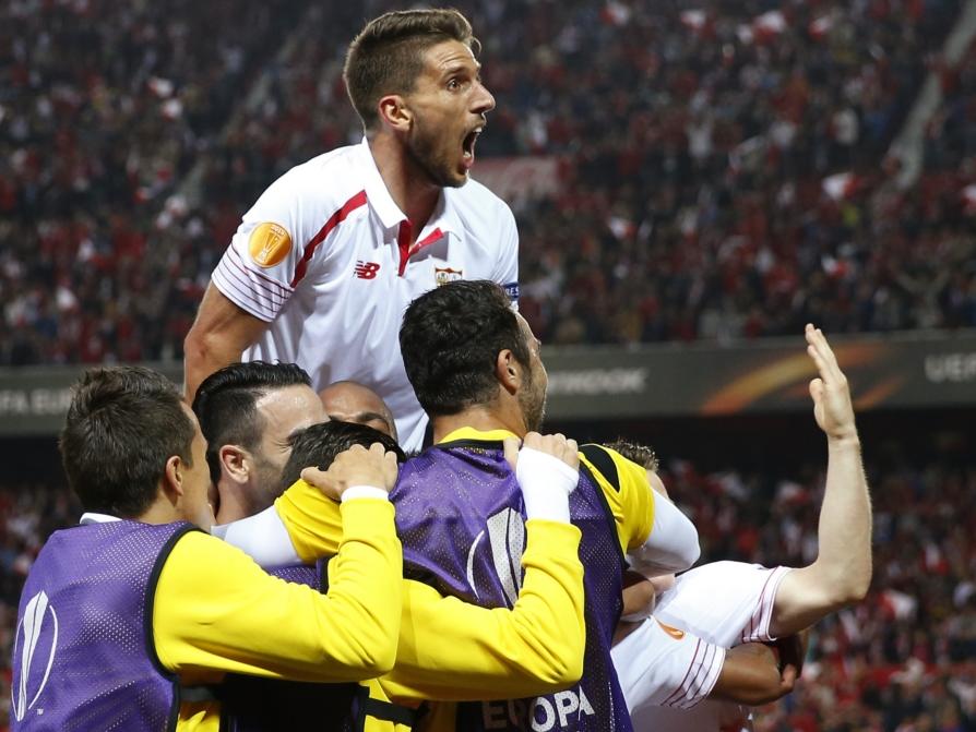 Daniel Carriço viert de derde goal van Sevilla in de halve finale van de Europa League tegen Shakhtar Donetsk. (05-05-2016)