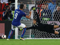 Graziano Pellè (l.) schiebt die Kugel am Kasten vorbei