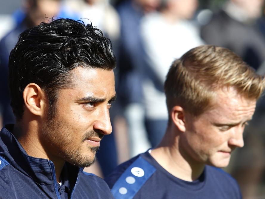 Reza Ghoochannejhad (l.) oogt gefocust voor de oefenwedstrijd van sc Heerenveen tegen Drachtster Boys. (02-07-2016) Reza Ghoochannejhad (l.) oogt gefocust voor de oefenwedstrijd van sc Heerenveen tegen Drachtster Boys. (02-07-2016)