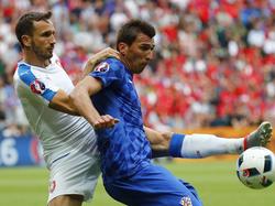 Mario Mandžukić probeert de bal af te schermen tijdens Kroatië - Tsjechië. (17-06-2016)