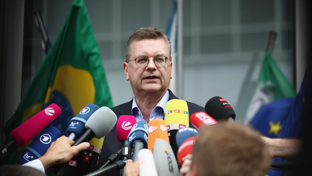 Reinhard Grindel nimmt Joachim Löw und Oliver Bierhoff in die Pflicht Reinhard Grindel nimmt Joachim Löw und Oliver Bierhoff in die Pflicht