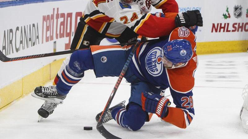 Leon Draisaitl von den Edmonton Oilers wird zu Boden gecheckt Leon Draisaitl von den Edmonton Oilers wird zu Boden gecheckt