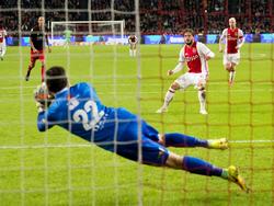 Lasse Schöne ziet zijn penalty voor Ajax gestopt worden door Excelsior-doelman Tom Muyters. (29-10-2016)