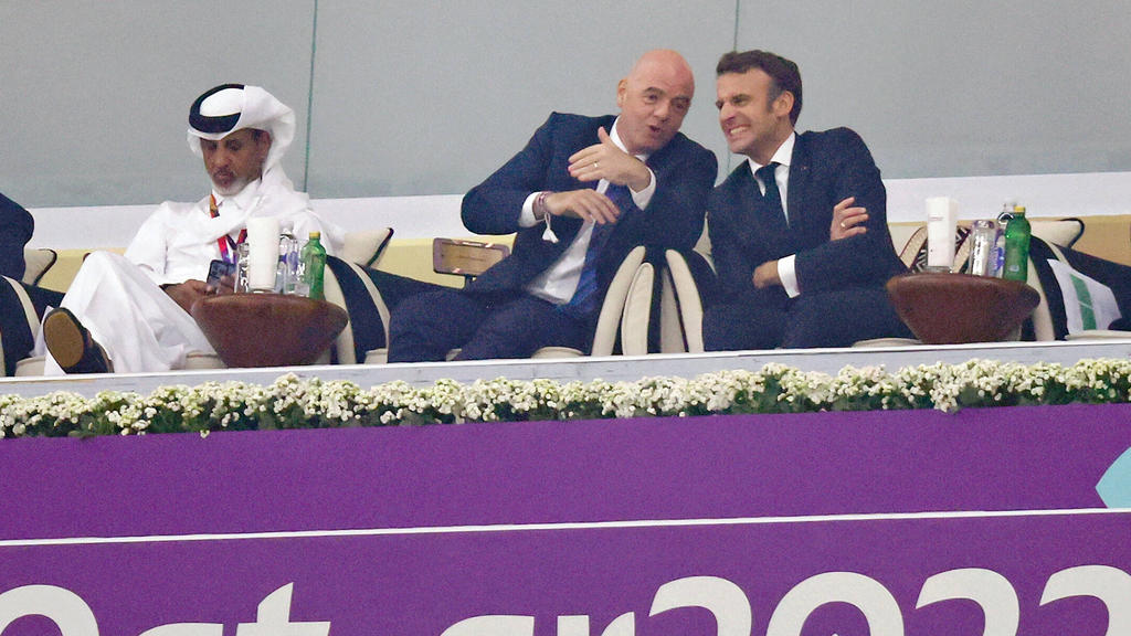 Mächtiger Männer: Frankreichs Staatspräsident Macron (r.) und FIFA-Boss Infantino (M.) Mächtiger Männer: Frankreichs Staatspräsident Macron (r.) und FIFA-Boss Infantino (M.)