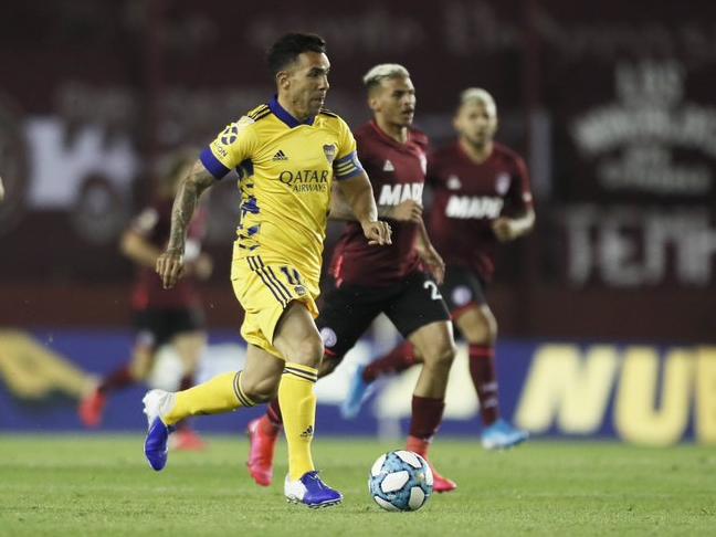 Tevez con el cuero en el reinicio del fútbol argentino.