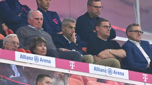 Max Eberl (2. v. r.) wird beim FC Bayern weiterhin kritisch beäugt