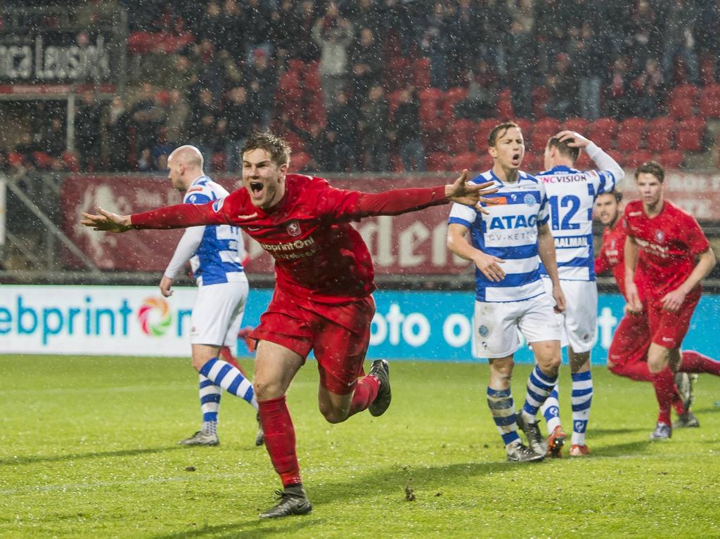 Joachim Andersen is door het dolle heen na het scoren van de 1-1 tijdens FC Twente - De Graafschap. (12-12-2015)
