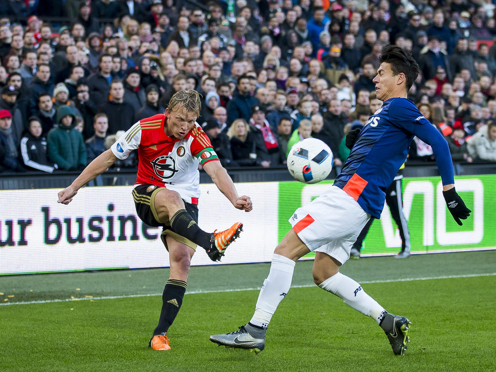 Héctor Moreno (r.) probeert een voorzet van Dirk Kuyt (l.) te blokken tijdens het competitieduel Feyenoord - PSV. (17-01-2016)