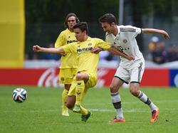 Ojog (izq.) recupera el balón en un duelo con la camiseta del juvenil del Villarreal. (Foto: Imago)