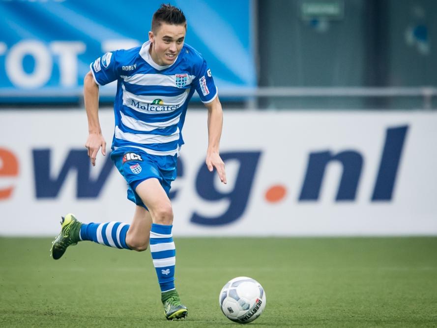 Ryan Thomas maakt snelheid in de competitiewedstrijd tussen PEC Zwolle en Vitesse. (18-10-2015)