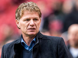 Alfons Groenendijk ziet dat zijn Excelsior op een 2-0 achterstand staat tegen Ajax. De trainer beseft dat het lastig voor zijn ploeg wordt om nog een goed resultaat neer te zetten. (21-02-2016)