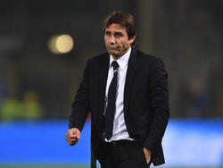Antonio Conte loopt richting de dug-out voorafgaand aan het oefenduel Italië - Roemenië. (17-11-2015)