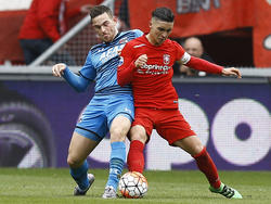 Felipe Gutiérrez (r.) en Vincent Janssen (l.) vechten een duel uit tijdens het competitieduel FC Twente - AZ Alkmaar. (20-03-2016)