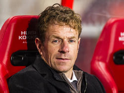 Bert Konterman zit in de dug-out bij FC Twente tijdens het competitieduel Jong FC Twente - Willem II (28-02-2014).