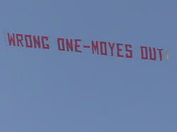 Manche Fans von Manchester United haben eine klare Meinung und äußern sie plakativ.