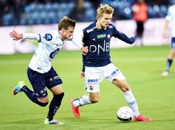 André Danielsen (l.) heeft veel moeite om de pas vijftienjarige Martin Ødegaard (r.) af te stoppen tijdens het duel Strømsgodset IF - Viking FK. (27-09-2014)