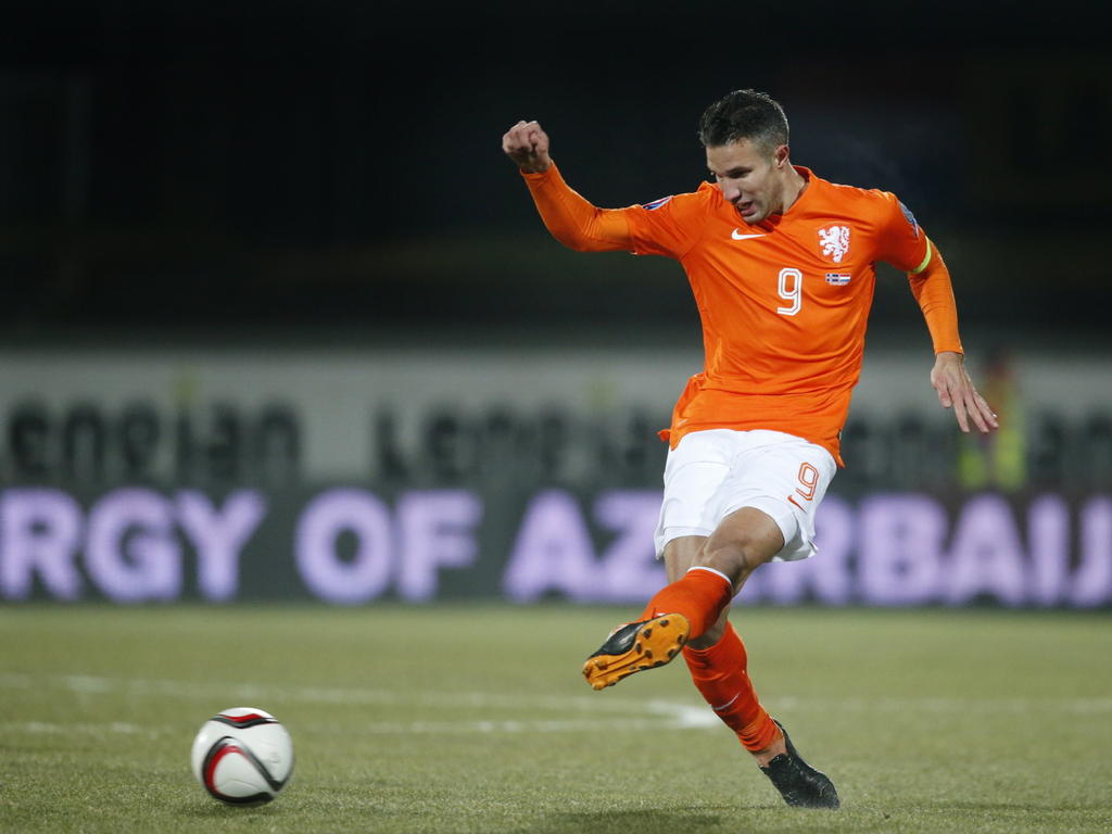 Robin van Persie probeert het doel van IJsland onder vuur te nemen tijdens het EK-kwalificatieduel IJsland - Nederland. (13-10-2014)