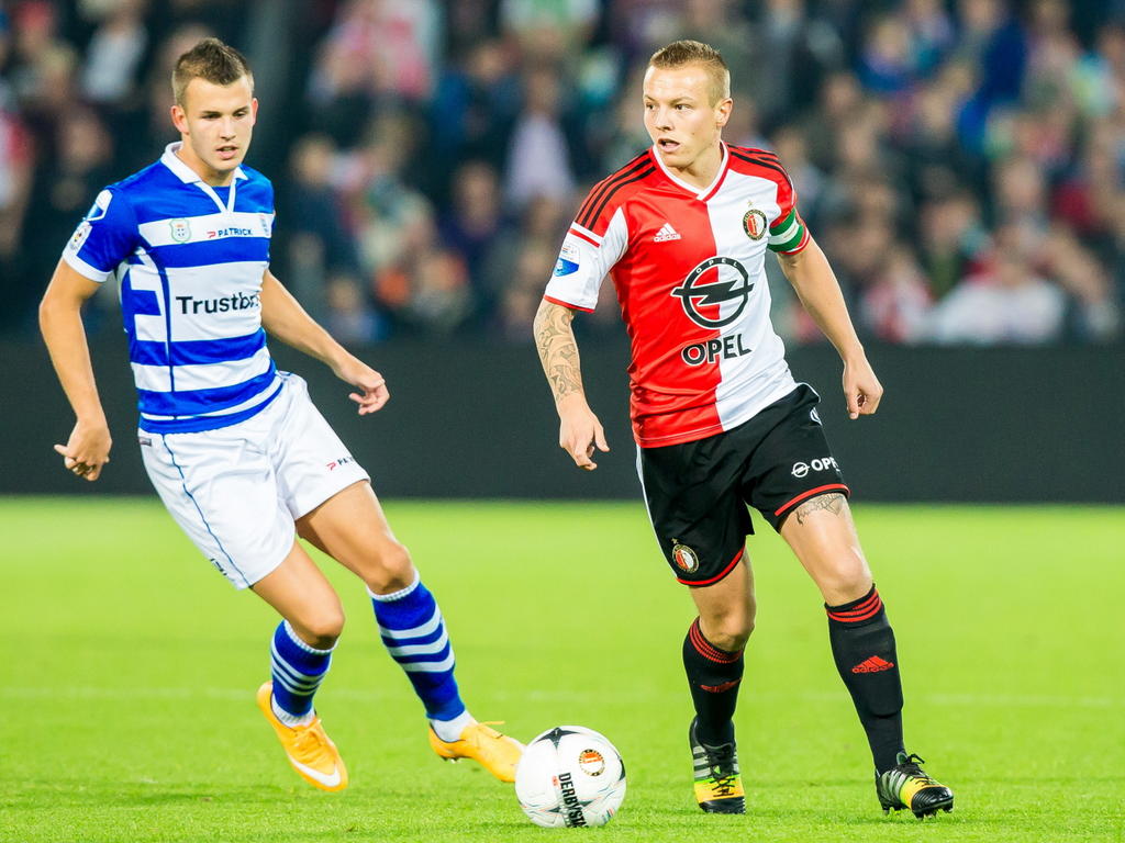 Jordy Clasie (r.) staat als een veldmaarschalk met de bal aan de voet tijdens Feyenoord - PEC Zwolle. Jesper Drost maakt de middenvelder niet bang. (01-11-2014)