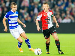 Jordy Clasie (r.) staat als een veldmaarschalk met de bal aan de voet tijdens Feyenoord - PEC Zwolle. Jesper Drost maakt de middenvelder niet bang. (01-11-2014)