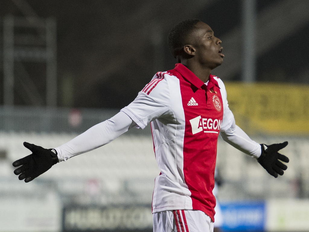 Queensy Menig spreidt zijn armen na zijn 3-0 tegen VVV-Venlo. (01-12-2014)