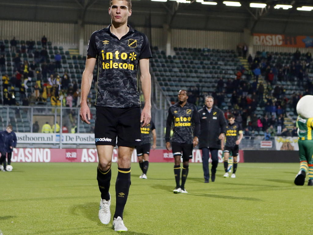 NAC Breda verliest in de laatste minuut van ADO Den Haag en de teleurstelling is zichtbaar bij NAC-speler Menno Koch. (14-02-2015)