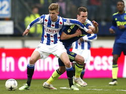 Beide spelers zijn nog maar net over de twintig heen, maar de kwaliteit is zeker aanwezig. Joost van Aken (l.) houdt Arkadiusz Milik van de bal tijdens sc Heerenveen - Ajax. (15-03-2015)