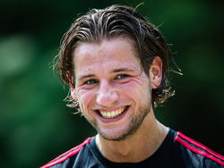 Mitchell Dijks kan lachen tijdens de eerste training van Ajax. (25-06-2015)