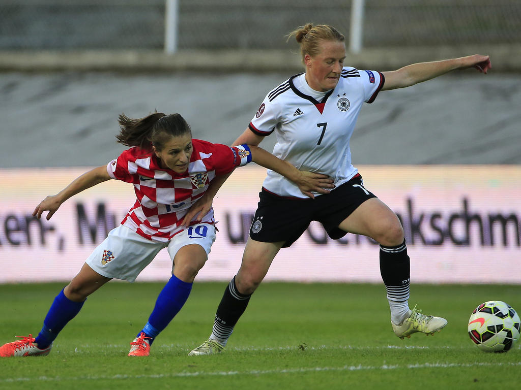 Melanie Beringer (r.) fällt verletzt aus Melanie Beringer (r.) fällt verletzt aus