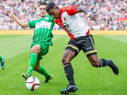 Bram van Polen (l.) mist de bal en maakt een overtreding op Eljero Elia (r.) tijdens de wedstrijd Feyenoord - PEC Zwolle. (27-09-2015)