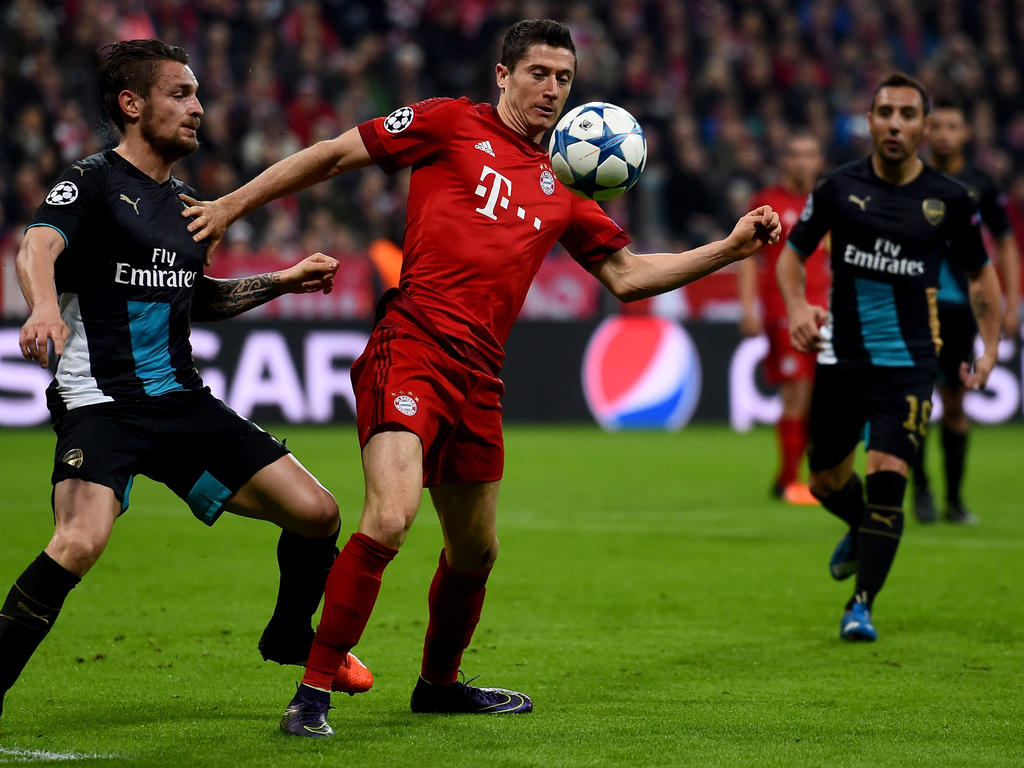 Bayern Münchens Angreifer Robert Lewandowski (r.) hat keinen Kontakt zu Real Madrid