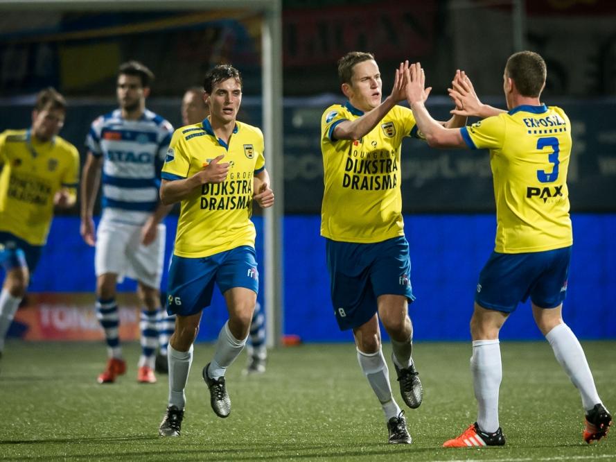 Sjoerd Overgoor (m.) is de gevierde man, hij maakt er vlak voor rust 1-2 van tegen De Graafschap. Wessel Dammers (r.) feliciteert zijn aanvoerder. (27-11-2015)