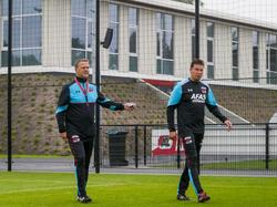 AZ Alkmaar-trainer John van den Brom (l.) en assistent-trainer Leeroy Echteld lopen naar het trainingsveld (27-06-2016).