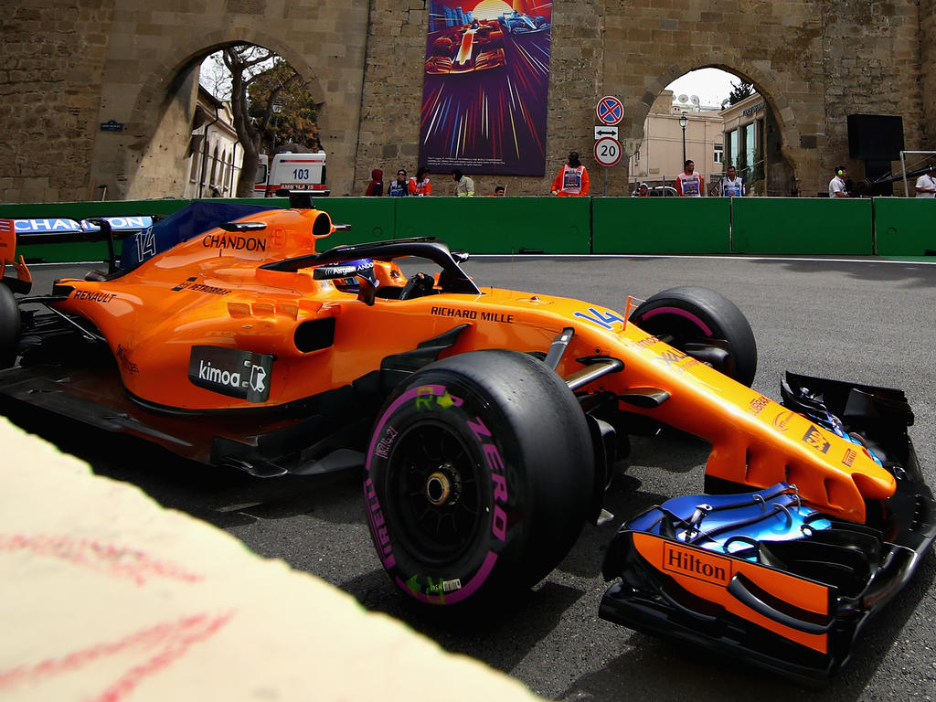 Fernando Alonso ließ sich von Nico Hülkenberg über die lange Gerade ziehen Fernando Alonso ließ sich von Nico Hülkenberg über die lange Gerade ziehen