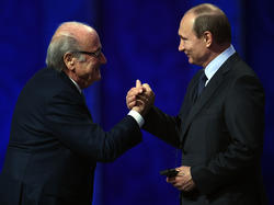 Joseph Blatter will auf Einladung von Kremlchef Vladimir Putin (r.) nach Moskau fliegen